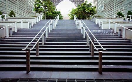 Building Codes Expert Opines on Faulty Stairway Handrail